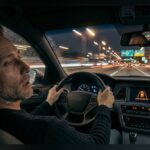 Водитель теряет концентрацию за рулём ночью, автомобиль начинает отклоняться от полосы движения